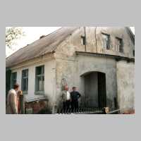 079-1068 Im Jahre 1991  -  Manfred und Armin Lewerenz vor der Schule in Poppendorf.jpg
